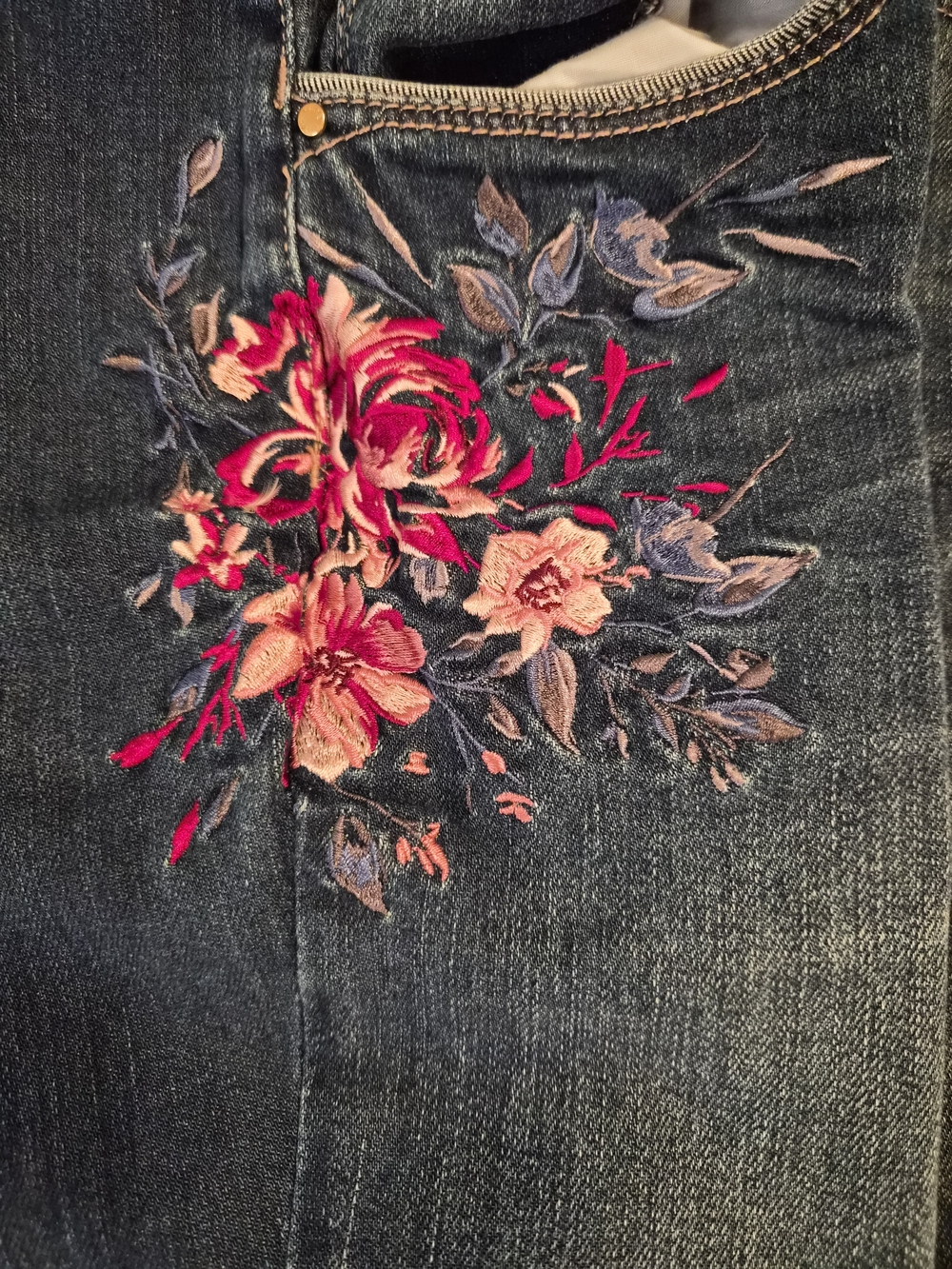 WHBM- The Girlfriend -Floral Embroidered Jeans- Size 6 - Picture 8 of 12